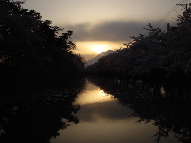 弘前公園外濠と夕日と岩木山